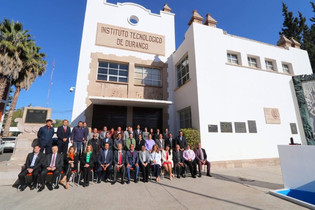 Edificio emblemático del Instituto Tecnológico de Durango y miembros de la Comunidad Técnica que acompañamos al Director Dr. Guillermo De Anda Rodríguez en la Ceremonia de la Develación de la Placa en que se reconoce al gobernador de Durango Gral. Elpidio G Velázquez