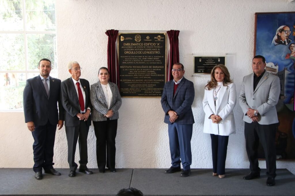 Develación de la Placa en que la Comunidad del Instituto Tecnológico de Durango reconoce al Gral. Elpidio G Velázquez constructor del edificio emblemático inaugurado el 11 de septiembre de 1944.